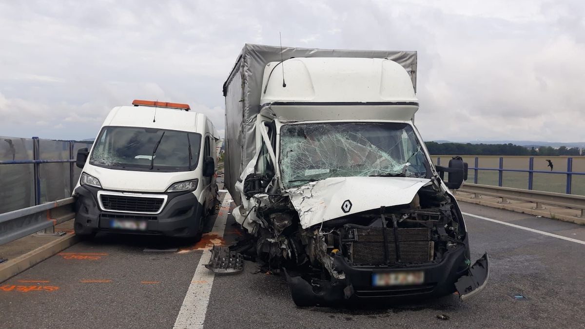 Při nehodě aut na Uherskohradišťsku zemřeli dva silničáři